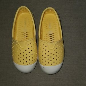 Toddler sip on shoe!